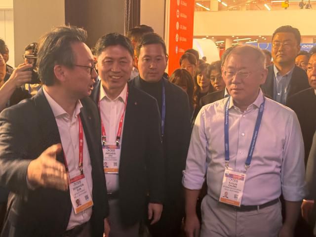 정의선 현대자동차그룹 회장(오른쪽)이 6일(현지시간) 미국 라스베이거스에서 열린 CES 2026에서 LG전자 부스를 찾아 류재철 LG전자 대표와 은석현 LG전자 VS사업본부장을 만났다. [사진=이성진 기자]