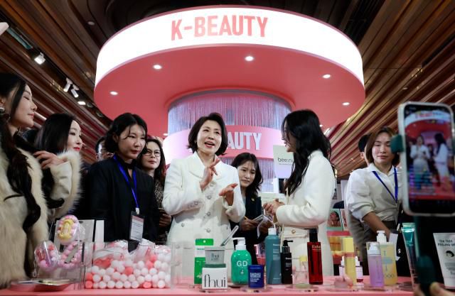 이재명 대통령과 중국을 방문 중인 김혜경 여사가 7일 상하이 푸싱아트센터에서 열린 K-뷰티행사에서 왕홍 중국 인풀루언서와 이야기를 나누고 있다. [사진=연합뉴스]