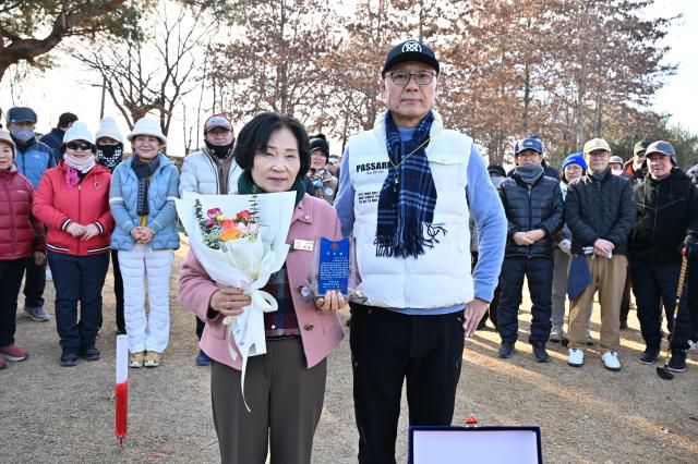 이순덕 완주군의회 운영위원장(왼쪽)이 이성용 삼례금와파크골프협회장으로부터 공로패를 받고 있다.[사진=완주군의회]