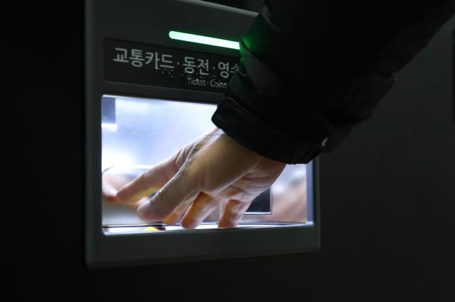 A citizen collects a single-journey transportation card at Jonggak Station in Jongno-gu, Seoul. Jan. 7, 2026. AJP Han Jun-gu