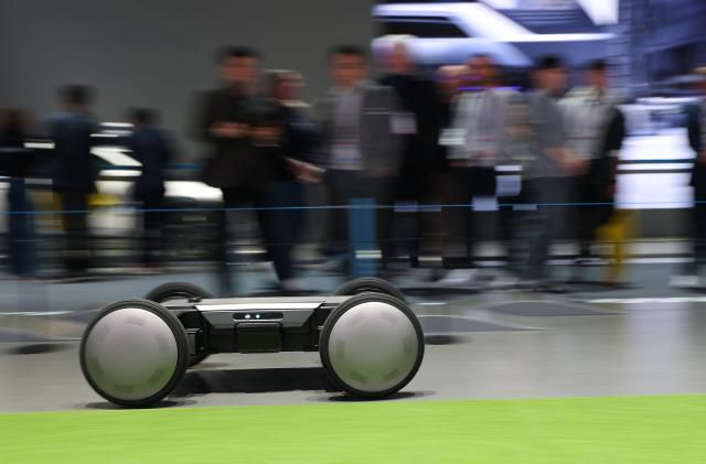 CES 개막일인 6일(현지시간) 미국 네바다주 라스베이거스 컨벤션센터(LVCC) 현대차그룹 부스에서 차세대 자율주행 모빌리티 로봇 플랫폼 '모베드'가 이동하고 있다.[사진=연합뉴스]