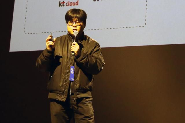 안재만 베슬AI 대표가 9일(현지시간) 미국 실리콘밸리 소재 폭스 시어터에서 열린 'UKF X 82스타트업 서밋 2026'에서 발표를 하고 있다. [사진=아주미디어그룹 샌프란시스코 특별취재단]