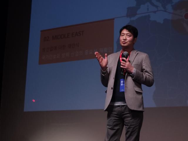 탁진희 한화에어로스페이스 전무가 10일(현지시간) 미국 캘리포니아 레드우드 시티 폭스 시어터에서 열린 ‘82 스타트업 서밋’에서 발표를 하고 있다. [사진=아주미디어그룹 샌프란시스코 특별 취재단]