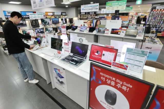 Computers on display at an electronics store in Seoul, South Korea/ Yonhap