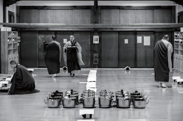 발우공양 준비하는 모습