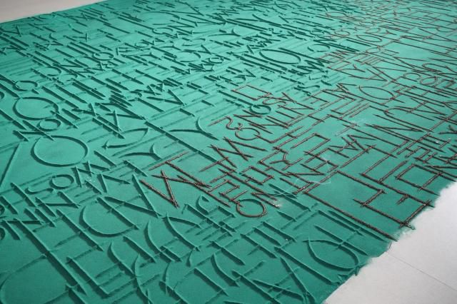 오인환, 〈남자가 남자를 만나는 곳, 서울〉, 2020, 향가루, 436×618 cm.《ㄱ의 순간》 설치 전경, 예술의 전당, 서울서예박물관, 서울, 2019–2020. 사진 제공: 작가.