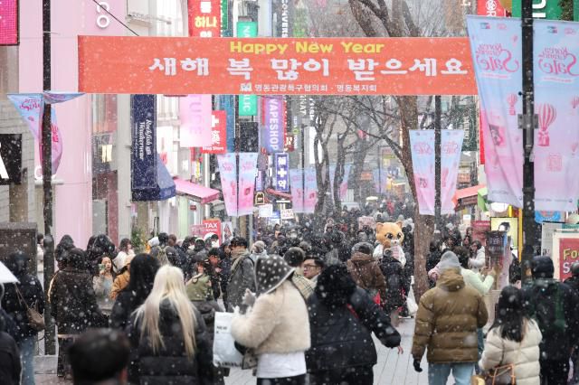 Heavy snow falls in Myeong-dong, central Seoul, on Jan. 12, 2026. AJP Yoo Na-hyun