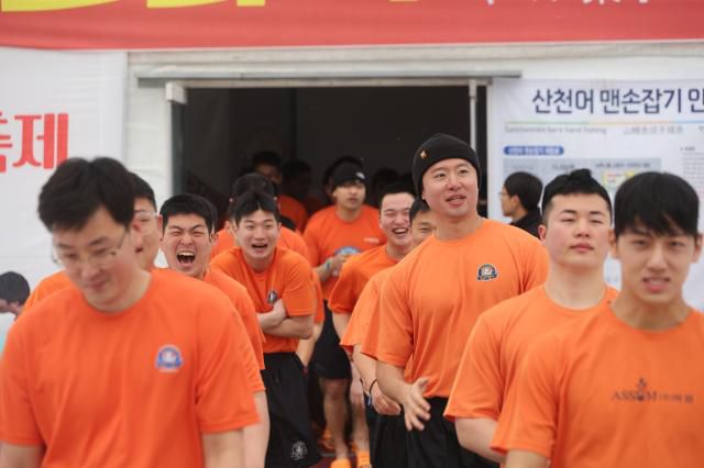 Participants enter the bare-hand fishing arena at the Hwacheon Sancheoneo Ice Festival in Hwacheon, Gangwon Province. Jan. 12, 2026. AJP Han Jun-gu