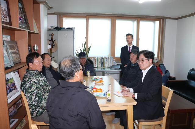 김병수 시장이 연계 현장행정으로 월곶 포내2리 경로당을 찾아, 어르신들의 안부를 여쭙고 생활 불편 사항을 점검했다. [사진=김포시]