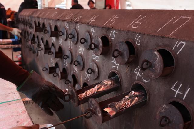 Mountain trout wrapped in foil are grilled in roasting containers at the Hwacheon Sancheoneo Ice Festival in Hwacheon, Gangwon Province. Jan. 12, 2026. AJP Han Jun-gu