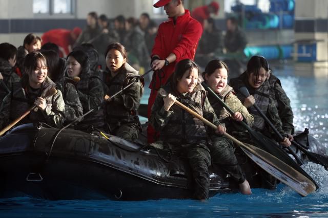 Participants take part in training during the 2026 Winter Marine Corps Camp at the 1st Marine Division in Pohang, North Gyeongsang Province, on Jan. 13, 2026. Yonhap