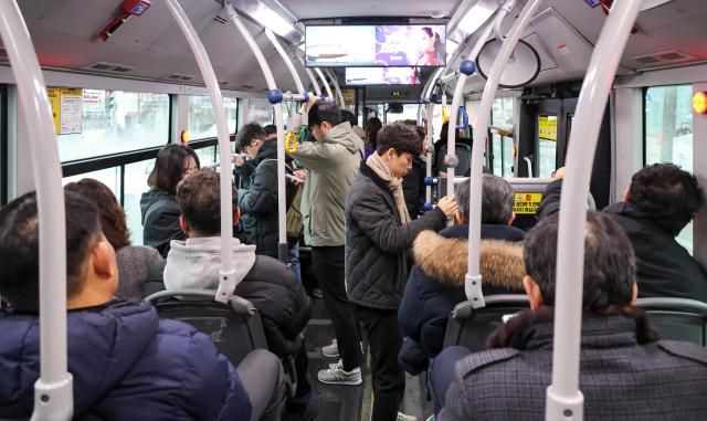 Citizens board city buses in Seoul after a wage agreement between labor and management led to the suspension of a strike. on Jan. 15. 2026. AJP Yoo Na-hyun