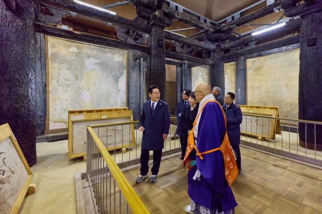 South Korean President Lee Jae Myung and Japanese Prime Minister Takaichi Sanae tour Horyu-ji Temple, a major cultural heritage site in Nara Prefecture, Japan, on Jan. 14, 2026. Yonhap