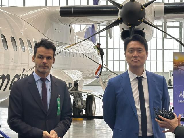 SUM Air CEO Choi Yong-duck (right) and ATR's Chief Commercial Officer Alexis Vidal speak at the Gimpo International Airport on Jan. 15, 2026. AJP Kim Hee-su