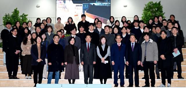 유정복 인천광역시장이 15일 중구 상상플랫폼에서 열린 '2026 주요업무보고회(인천관광공사, 인천문화재단)'를 마친 뒤 기념촬영을 하고 있다. [사진=인천시]