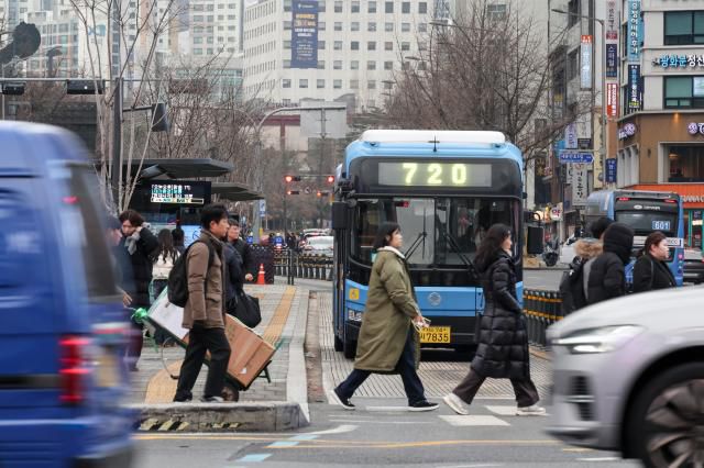 City buses run near a bus stop in the Gwanghwamun area of central Seoul following a wage deal between labor and management that ended a strike. on Jan. 15, 2026 AJP Yoo Na-hyun