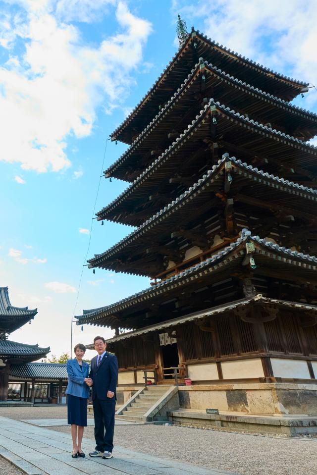 South Korean President Lee Jae-myung and Japanese Prime Minister Takaichi Sanae pose for a photo at Horyu-ji Temple, a major cultural heritage site in Nara Prefecture, Japan, on Jan. 14, 2026. Yonhap