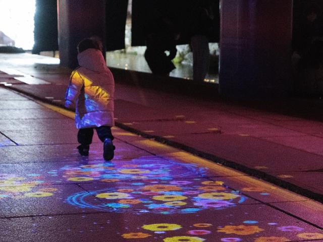 한 아이가 인터렉티브 미디어아트 체험을 즐기고 있다. [사진=서울관광재단]