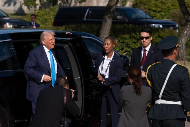 지난해 10월 29일 경주 APEC(아시아태평양경제협력체) 정상회의를 계기로 국빈 방한한 도널드 트럼프 미국 대통령이 공식 환영식 참석을 위해 차량에서 내리고 있다. [사진=대통령경호처]