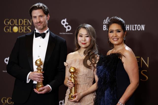 美 골든글로브에서 2관왕을 수상한 '케데헌' 크리스 아펠한스(왼쪽부터), 매기 강, 미셸 웡. [사진=연합뉴스 AFP]