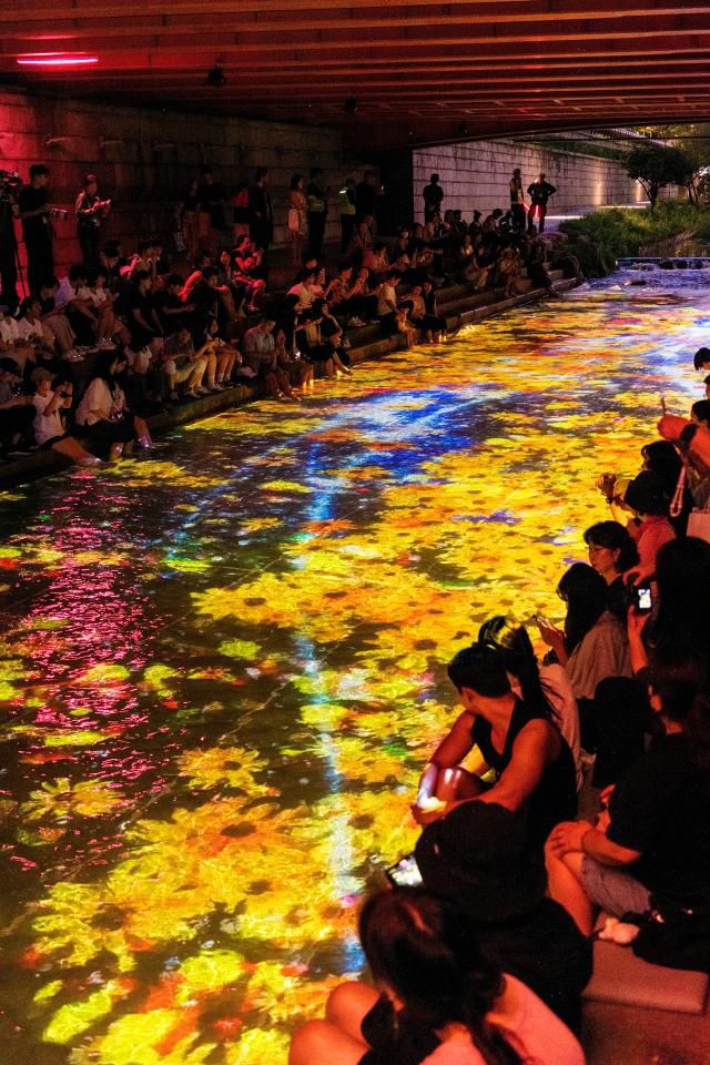 '청계 소울 오션' 수면 미디어아트 전시 작품 '청계정원만개' [사진=서울관광재단]