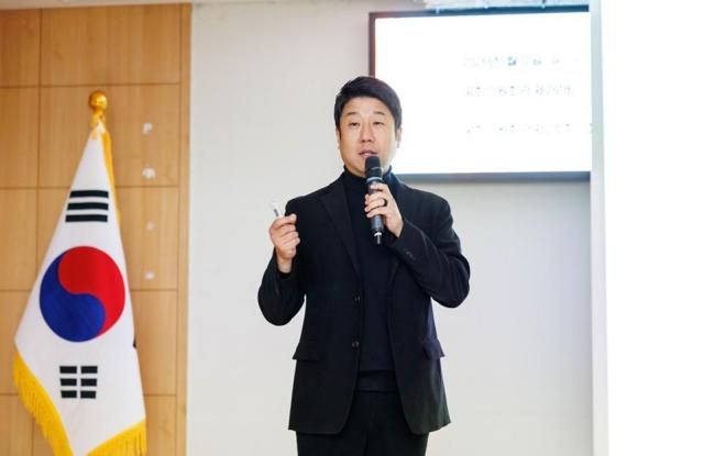 조병하 대웅제약 디지털헬스케어사업부장이 12일 국회의원회관 제2소회의실에서 열린 ‘대한민국 미래 바이오헬스 포럼’에서 발표를 하고 있다.[사진=대웅제약]