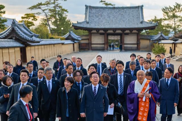 South Korean President Lee Jae Myung and Japanese Prime Minister Takaichi Sanae tour Horyu-ji Temple, a major cultural heritage site in Nara Prefecture, Japan, on Jan. 14, 2026. Yonhap