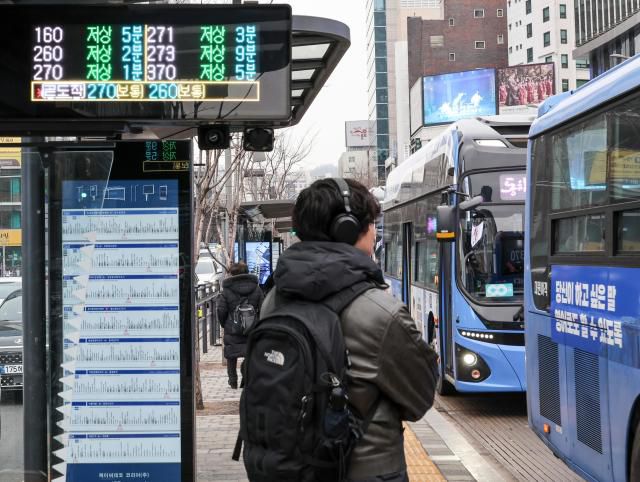 City buses run near a bus stop in the Gwanghwamun area of central Seoul following a wage deal between labor and management that ended a strike. on Jan. 15, 2026. AJP Yoo Na-hyun