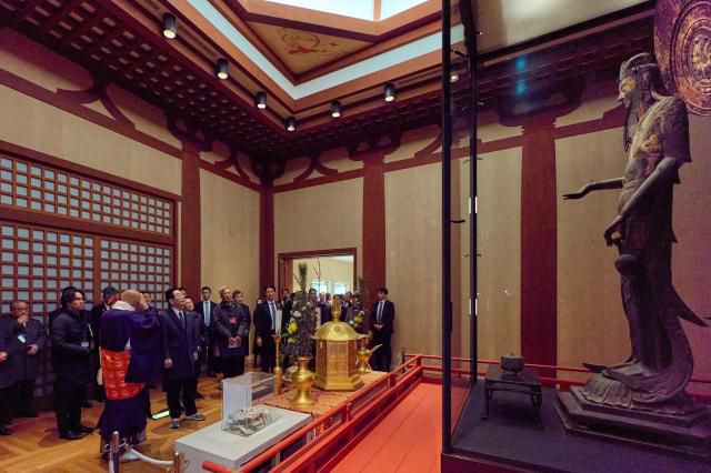 South Korean President Lee Jae Myung and Japanese Prime Minister Takaichi Sanae tour Horyu-ji Temple, a major cultural heritage site in Nara Prefecture, Japan, on Jan. 14, 2026. Yonhap