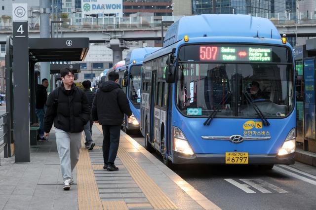 City buses operate normally at Seoul Station Bus Transfer Center after a wage agreement between labor and management led to the suspension of a strike. Jan. 15, 2026 AJP Yoo Na-hyun
