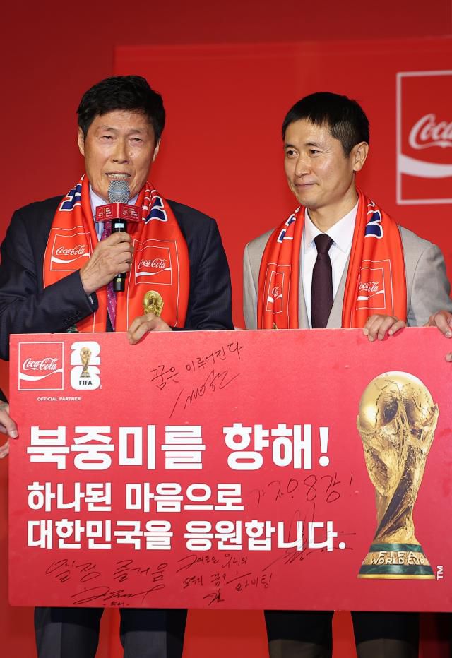 차범근이 16일 서울 용산구 CGV용산아이파크몰에서 열린 피파 월드컵 북중미 2026 트로피 투어에서 대표팀을 응원하고 있다. [사진=연합뉴스]