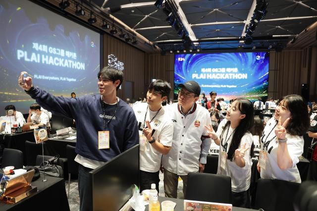허태수 GS그룹 회장이 서울 강남구 웨스틴 서울 파르나스에서 열린 '제4회 GS그룹 해커톤'에서 참가직원들과 사진을 찍고 있다.[사진=GS그룹]