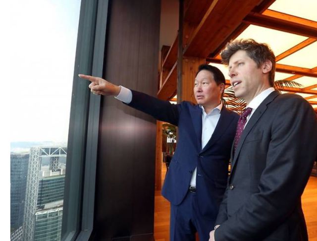 최태원 SK그룹 회장과 샘 올트먼 오픈AI CEO가 SK서린빌딩에서 메모리 공급 의향서를 체결한 뒤 ﻿대화하고 있다. [사진=SK그룹]