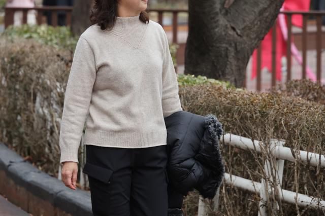 포근해진 날씨     (서울=연합뉴스) 임화영 기자 = 기온이 영상권을 회복한 14일 서울 송파구 석촌호수에서 한 시민이 외투를 벗고 산책하고 있다. 2026.1.15     hwayoung7@yna.co.kr/2026-01-15 13:52:12/ <저작권자 ⓒ 1980-2026 ㈜연합뉴스. 무단 전재 재배포 금지, AI 학습 및 활용 금지>[<저작권자 ⓒ 1980-2026 ㈜연합뉴스. 무단 전재 재배포 금지, AI 학습 및 활용 금지>]