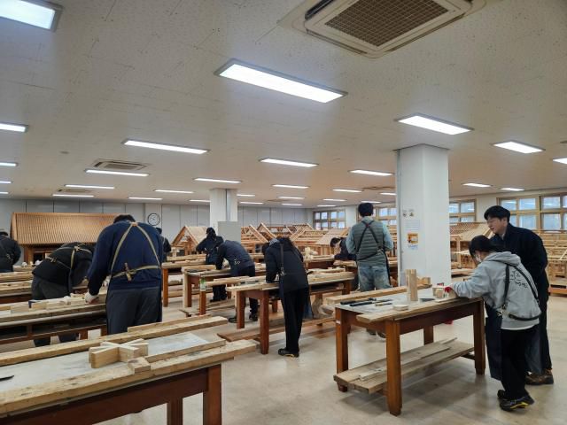 지난 16일 전북대 고창 캠퍼스에서 한옥 건축 실습 중인 학생들 모습. [사진=백소희 기자]