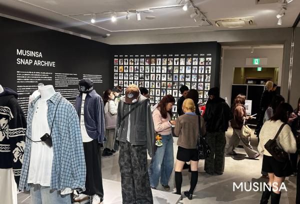 ‘무신사 도쿄 팝업 스토어 2025’ 스냅 아카이브 존을 둘러보는 방문객들 [사진=무신사]