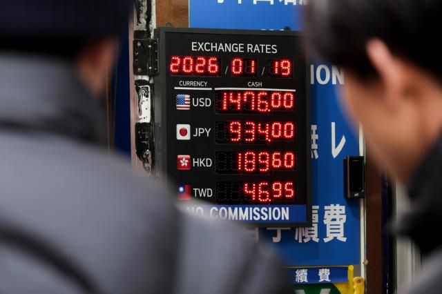 Foreign exchange rates are posted at a currency exchange booth in Myeongdong, Seoul, on Jan. 19. AJP Yoo Na-hyun