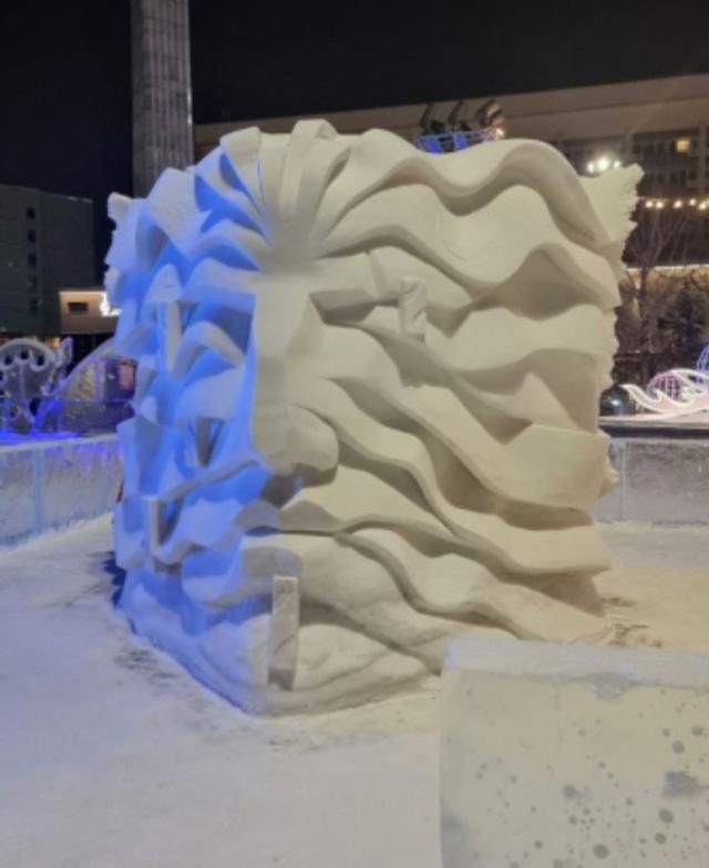 ‘내면의 기억(The Memory Within)’ 이 작품은 "러시아의 전쟁 상황 속에서 평화를 위해 예술이 전할 수 있는 진심을 고민했으며, 시간이 흘러도 전쟁의 상처는 아픔의 흔적으로 남아 있기에 그 아픔을 조각작품에 담고 싶었다"는 작가의 의도를 담았다. [사진=이동원 기자]