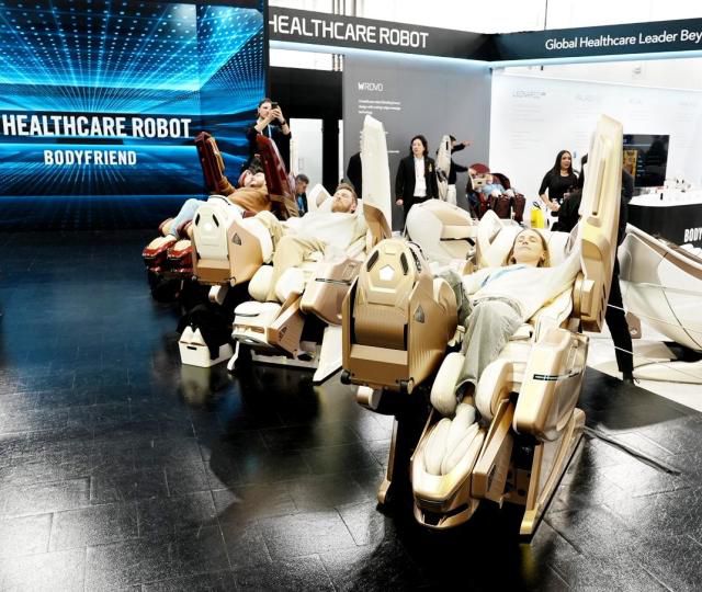 바디프랜드 부스에서 단체로 733을 체험하는 참관객들의 모습. [사진=바디프랜드]