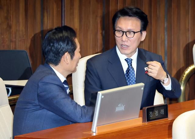 김민석 국무총리와 정청래 더불어민주당 대표가 지난 16일 국회에서 열린 1월 임시국회 본회의에서 대화를 나누고 있다. [사진=연합뉴스]