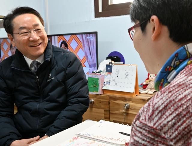 유정복 인천광역시장이 20일 미추홀구 소재 노숙인요양시설에서 입소자들을 격려하고 있다. [사진=인천시]