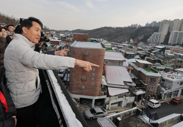 오세훈 서울시장이 지난 19일 서울 관악구 신림7구역 재개발사업 대상지를 찾아 현장 점검을 하고 있다. [사진=연합뉴스]