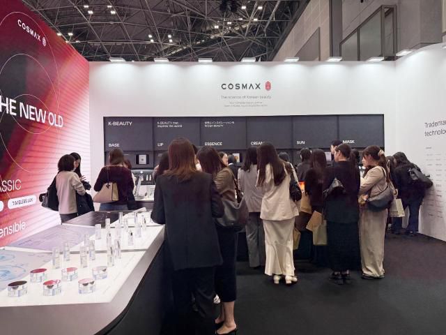 지난 14일~16일 일본 도쿄에서 개최된 ‘코스메위크 도쿄 2026’에 마련한 코스맥스 부스를 업계 관계자들이 살펴보고 있다. [사진=코스맥스]