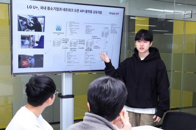 LG유플러스는 통신 산업 생태계 활성화를 위해 통신장비 제조사 아리아텍과 함께 ‘네트워크 오픈 API 플랫폼(Open API Gateway)을 개발했다. 사진은 LG유플러스 임직원들이 네트워크 오픈 API 플랫폼에 대해 논의하고 있는 모습.[사진=LG유플러스]