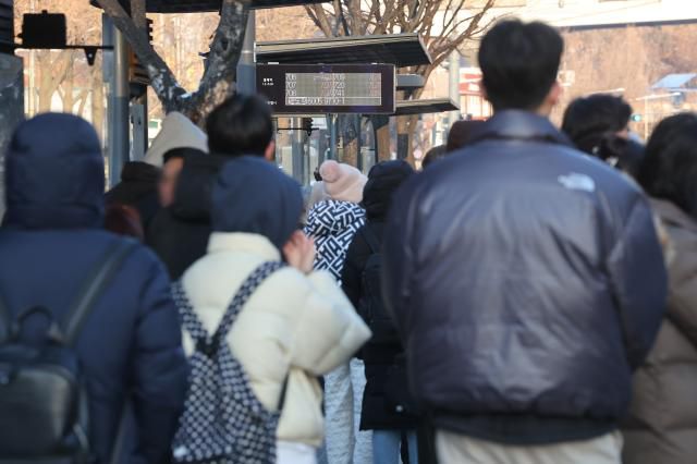 버스정류장에 시민들이 버스를 기다리고 있다 [출처=연합뉴스]