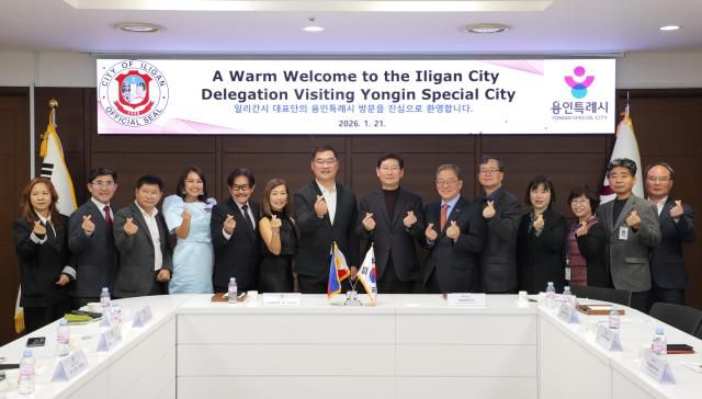 이상일 시장(가운데)이 필리핀 일리간시 대표단과 기념촬영을 하고 있다[사진=용인시]