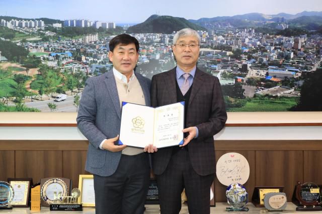 삼척시의회가 김윤경 변호사(오른쪽)를 신임 법률고문으로 위촉했다. [사진=삼척시의회]