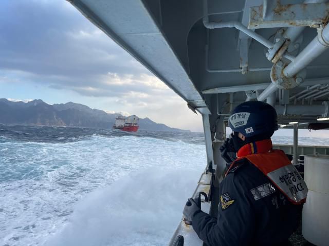 화물선 예인. [사진=동해해경청]