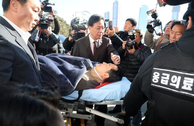 통일교·공천헌금 '쌍특검' 수용을 요구하며 여드레째 단식을 이어가던 장동혁 국민의힘 대표가 22일 건강 악화로 국회에서 병원으로 이송되기 위해 구급차에 타고 있다. [사진=연합뉴스]
