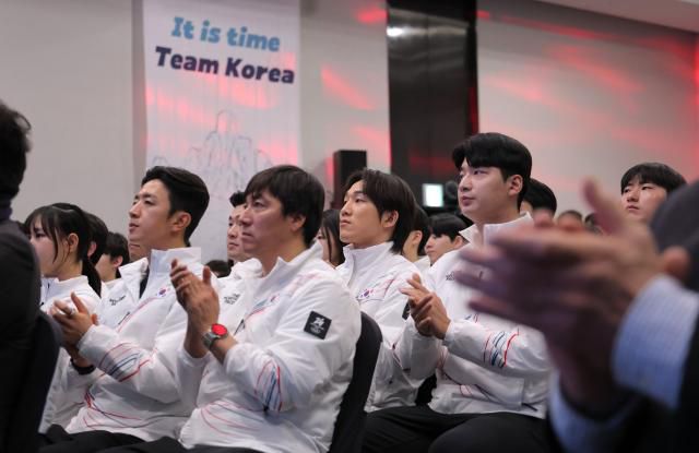 22일 송파구 올림픽파크텔에서 열린 2026 밀라노-코르티나 동계올림픽 선수단 결단식에서 참석 선수들이 박수를 치고 있다. [사진=연합뉴스]